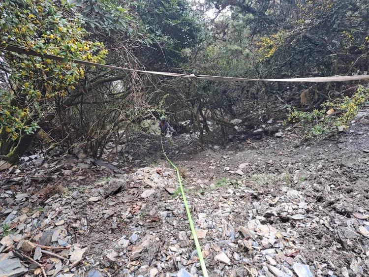 搜救地點地勢陡峭，須拉繩前行。南投縣消防局提供