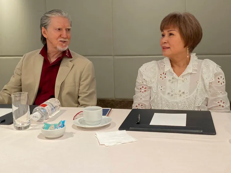 丁羅賓漢（左）與填中文詞的包沅禾合作。經紀人提供