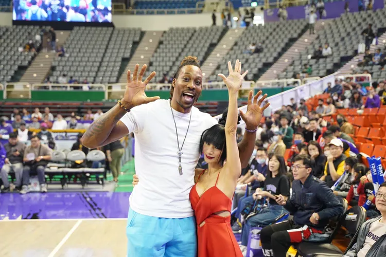 都來自美國的白靈（右）與「魔獸」霍華德在台灣才相識。松露文創提供