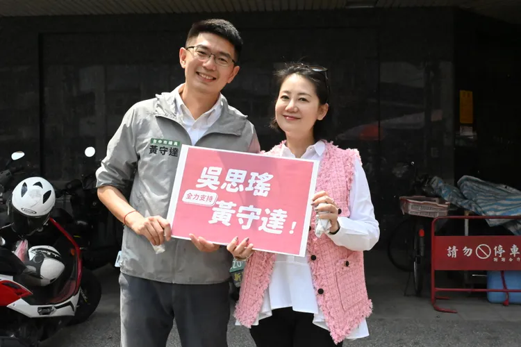 黃守達在立委吳思瑤陪同下到第三市場拜託商家及民眾支持。黃守達辦公室提供