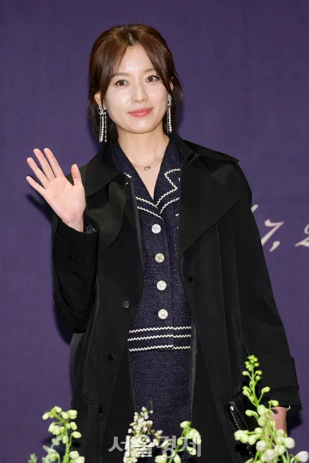 韓孝周開心出席李昇基的婚宴，送上祝福。翻攝서울경제