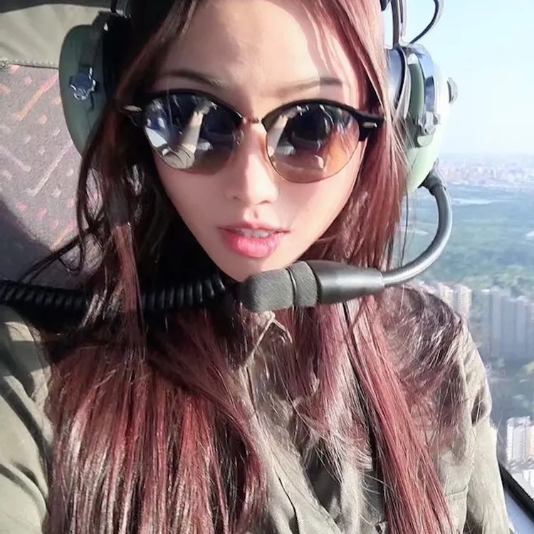 Chris自稱是飛機工程師。翻攝王青霞IG