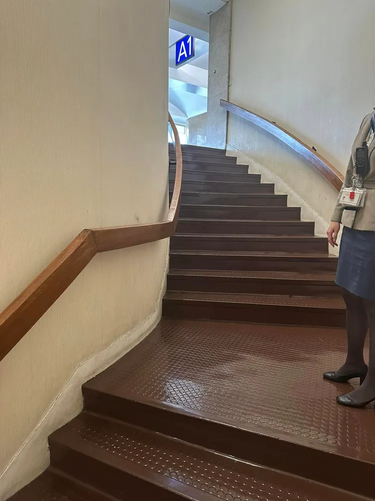 事發現場是沒有監視攝影機的A1登機口樓梯間。翻攝自臉書「爆料公社」