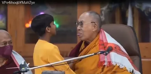 達賴喇嘛要男童「吸我舌頭」　網瘋傳批「令人作嘔」！官方道歉了