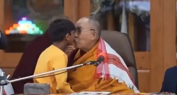 達賴喇嘛親吻男童。取自推特