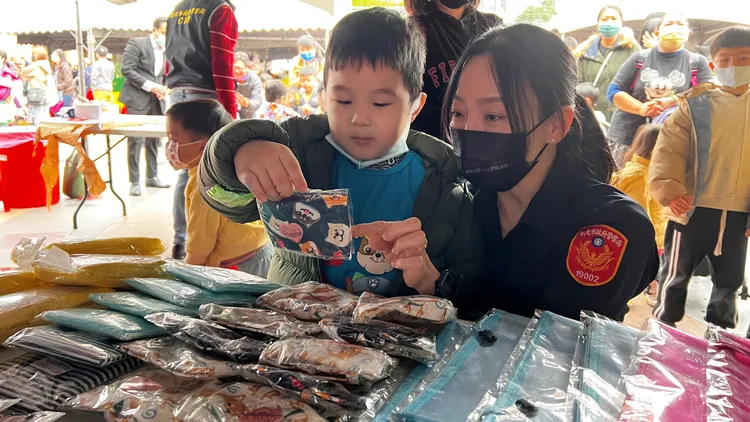 女警說故事給小朋友聽。新北市警局提供