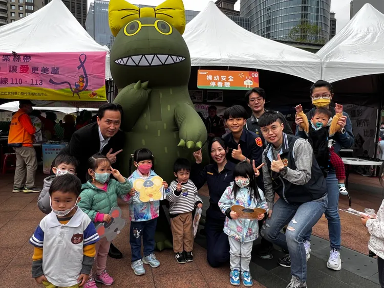 婦幼隊警員偕恐龍多多與小朋友合影。新北市警局提供