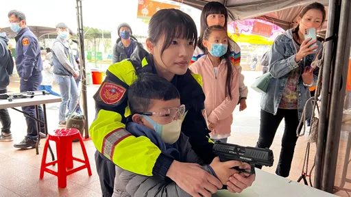 新北儿童安全嘉年华登场 美女警察姊姊说故事给你听