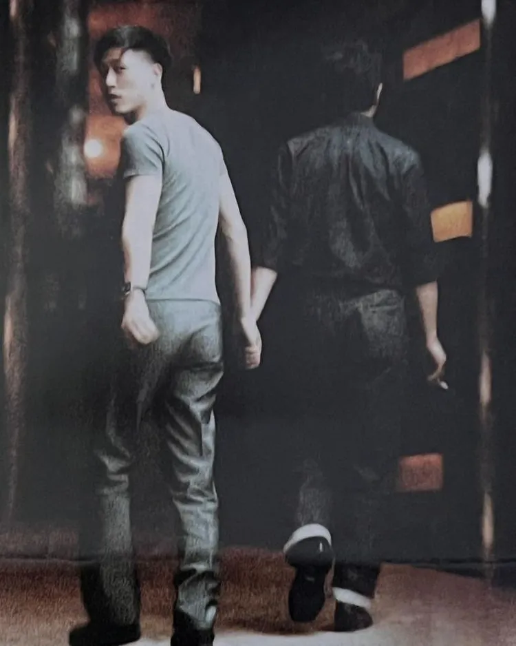 張國榮當年和唐鶴德大方在偷拍鏡頭前牽手。翻攝唐鶴德IG