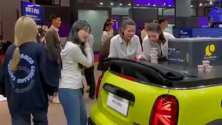 比外國男子更早索討冰淇淋的中國逛展女子，被2名女員工打槍。翻攝自「交通安全蜀黍」微博