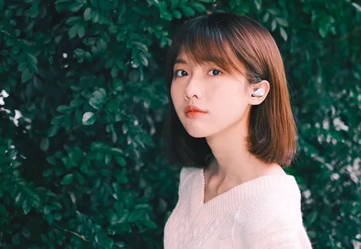 周興哲師妹拼出頭終於拿到藍勾勾 何思靜迷倒韓國老闆化身「精靈女孩」」