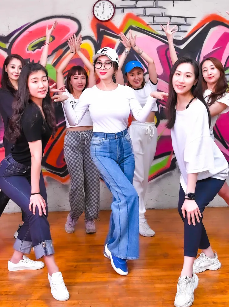 演唱會進入備戰倒數，陳美鳳為歌舞秀展開密集練舞，一次次的反覆跳。萬星傳播提供