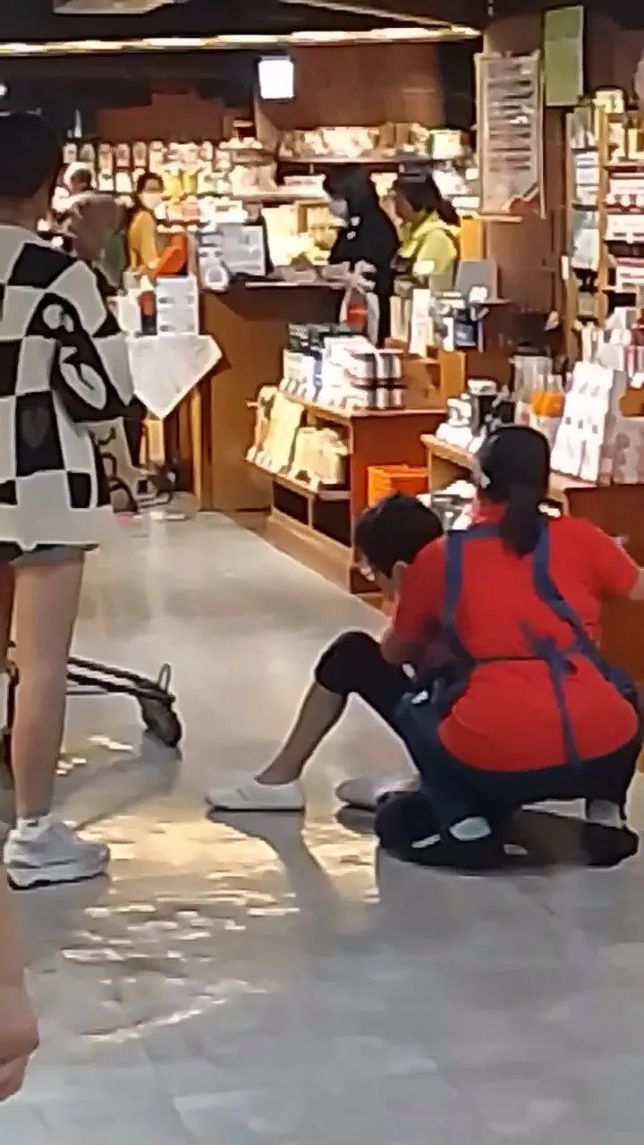 老婦被推倒，眾人圍觀指責動手傷人的餐廳老闆。翻攝自臉書爆料公社公開版