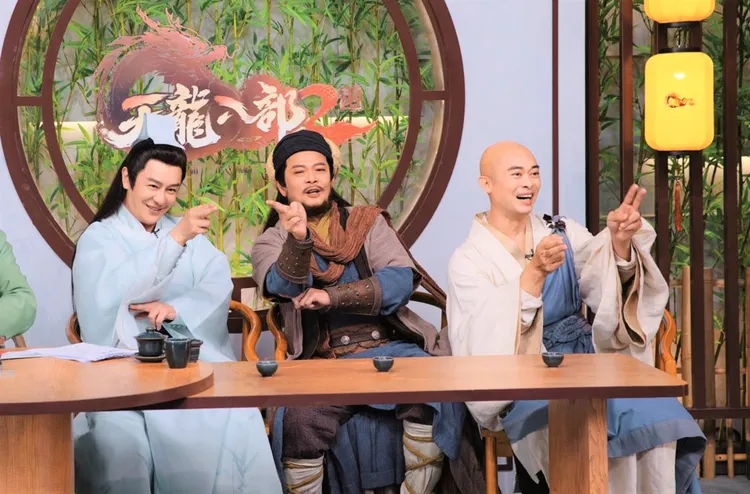 陳浩民(左起)、黃日華與樊少皇現場比劃當年武功招式。艾迪昇傳播提供