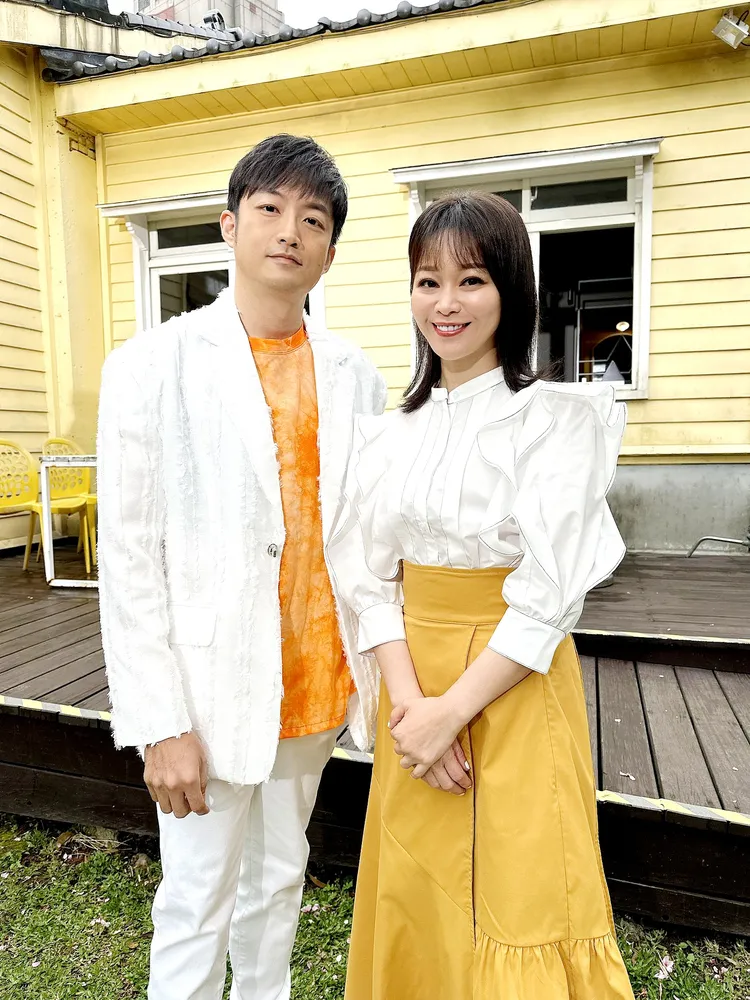 謝宜君（右）驚喜邀請葉諾帆對唱。豪記唱片提供