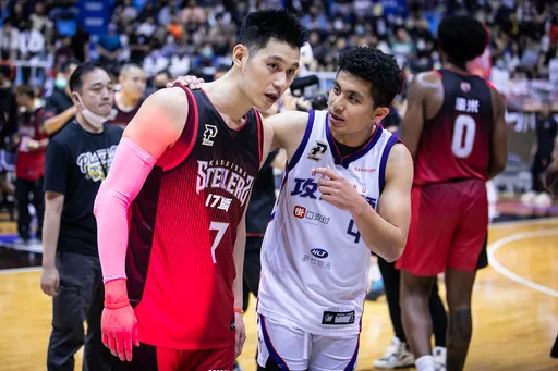 雙豪首對決!林書豪贏球 稱讚小老弟高國豪