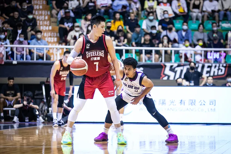 林書豪(左)單打高國豪(右)。PLG