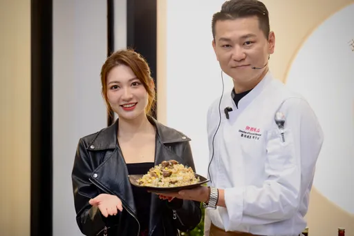 炒飯妹愛炒飯興奮到睡不著 嗆雪碧扮兔子對戰