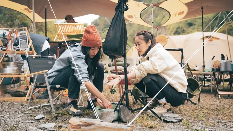 PALLADIUM靴款伴隨林心如（右）應對各種露營場地。品牌提供