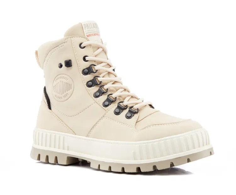 PALLADIUM Pallashock Hi Cuff巧克力靴溫柔奶茶色，4280元。品牌提供