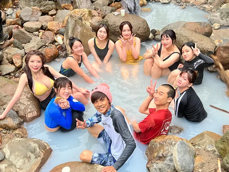 美女DJ藍星蕾（前左起）、籃籃、阿翔、浩子、女同學一起泡湯。民視提供