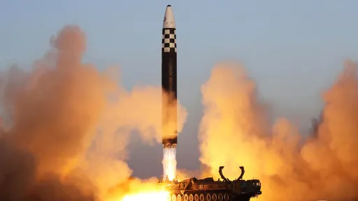 北韓射彈 日防衛相:至少一枚是洲際彈道飛彈