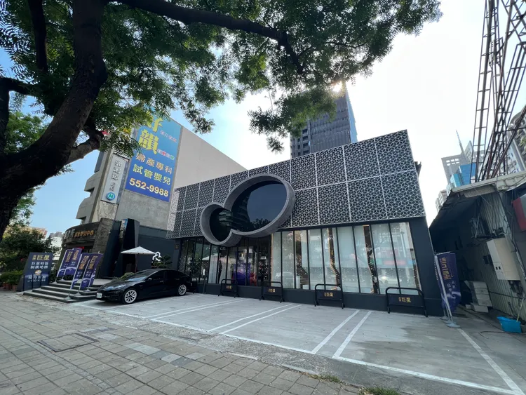 浤圃建設位於漢神巨蛋商圈大樓預售案「浤圃巨星」，每坪最高已站上5字頭。葉家銘攝