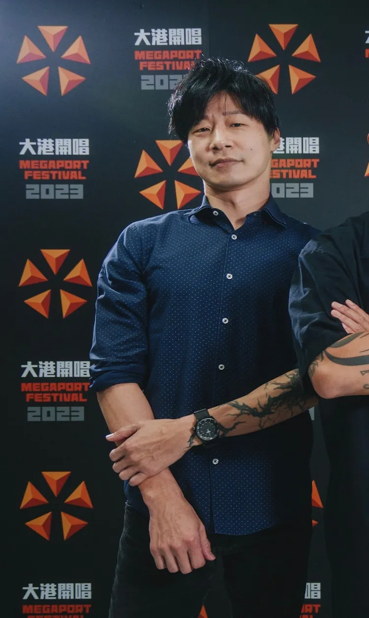 林昶佐今天受訪時的髮型，被疑是戴假髮。出日音樂提供