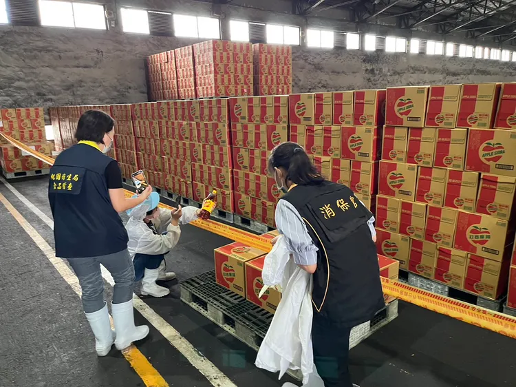 現場採檢送驗。桃園市衛生局提供