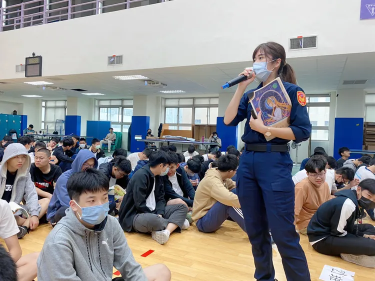 警員入校宣導助學生提升性侵害防治及法律權益意識。翻攝畫面