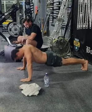 每次伏地挺身的姿勢都有嚴格規定，赫姆克有34次不獲認可而扣除。翻攝官網