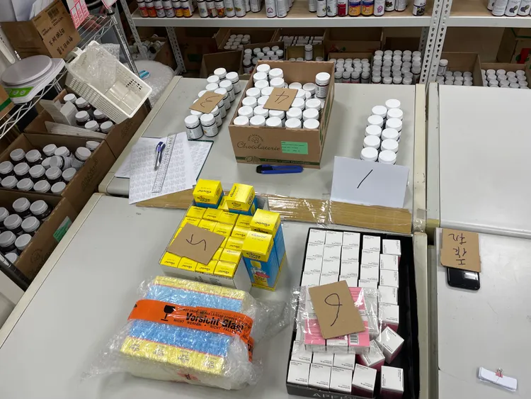 洪嫌開設的公司利用包裹從德國夾帶高劑量維生素D、褪黑激素、德國百靈油等禁藥。警方提供