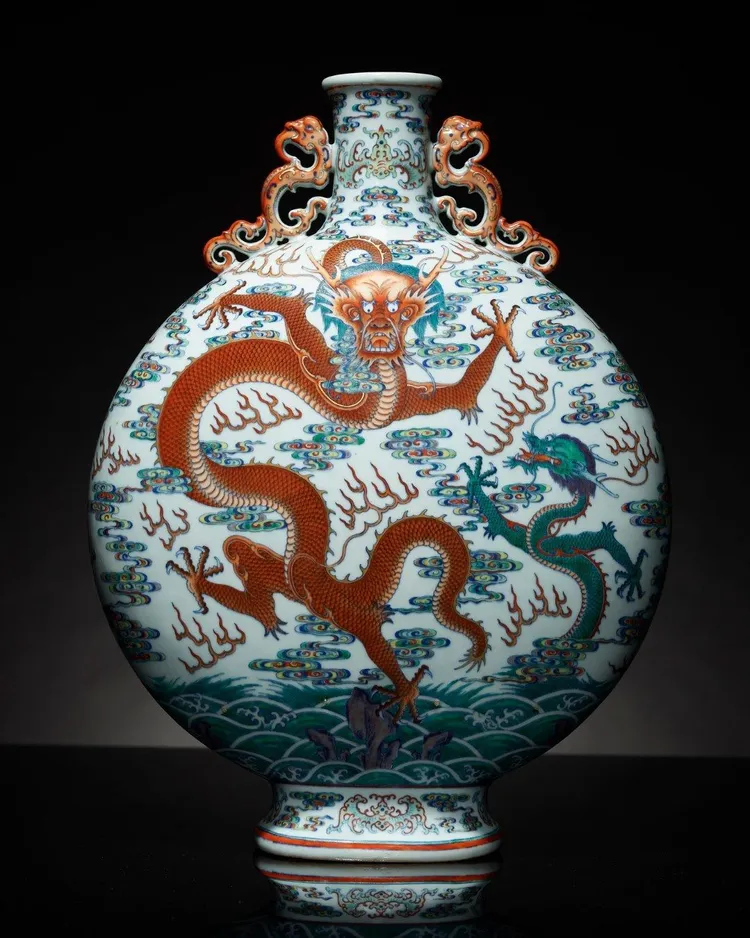時隔28年後再現拍場的清乾隆鬥彩蒼龍教子圖夔龍耳抱月瓶，估價上看1億2000萬港幣（約4億6838萬元台幣）。佳士得提供