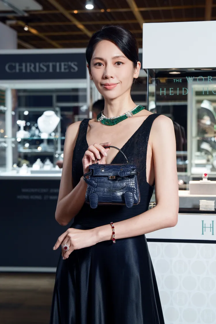 廖奕琁展示的法國精品愛馬仕限量版霧面靛藍色短吻鱷魚皮及黑色Swift小牛皮Quelle Idole包，估價上看60萬港幣（約234萬元台幣）。佳士得提供