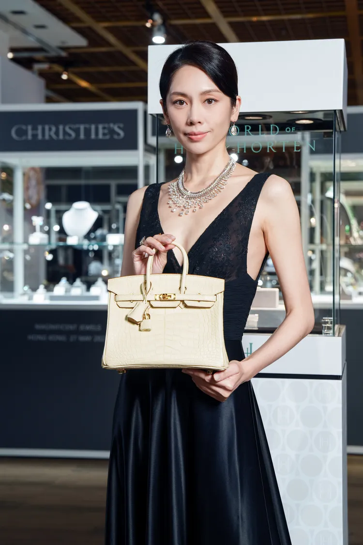 廖奕琁手中的愛馬仕霧面香草色短吻鱷魚皮25公分柏金包，是亞洲貴婦最鍾情的尺寸，估價上看50萬港幣（約195萬元台幣）。佳士得提供
