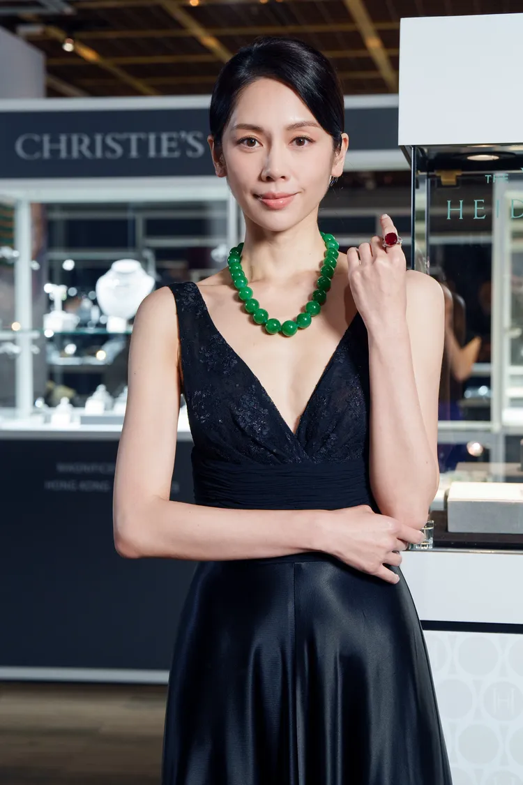 廖奕琁左手食指上佩戴的「The Sunrise Ruby」紅寶鑽戒，是5月即將於日內瓦上拍的海蒂霍頓珍藏珠寶，鑲嵌重達25克拉的鴿血紅紅寶石，估價上看2000萬美元（約6億1280萬元台幣）。佳士得提供