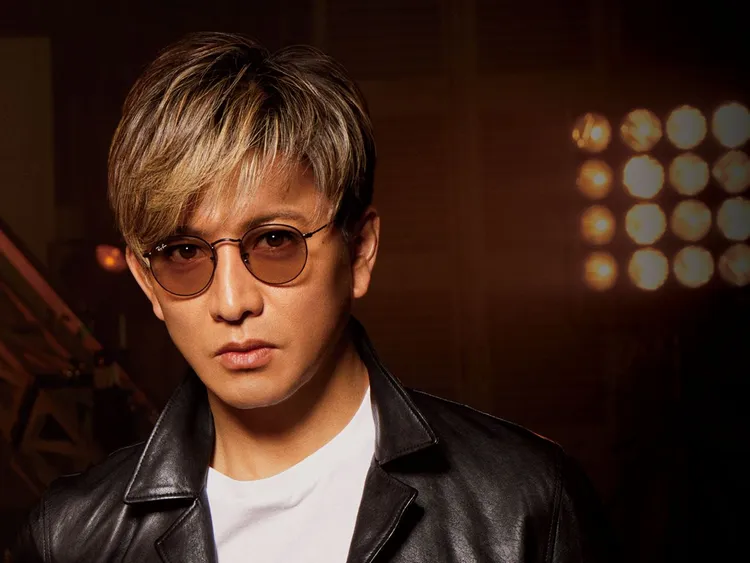 木村拓哉佩戴配以淺粉紅色鏡片和黑色鏡框的Round太陽眼鏡，喜歡淺色鏡片能看到別人表情。品牌提供