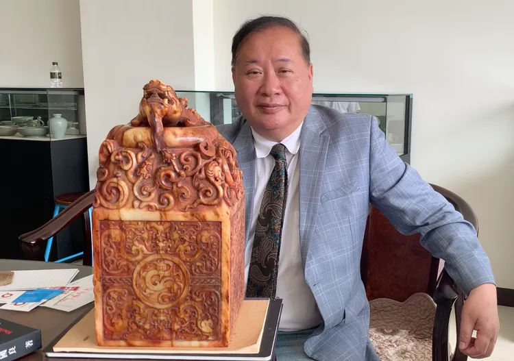 曾國良收藏一顆碩大「玉璽」。丁牧群攝