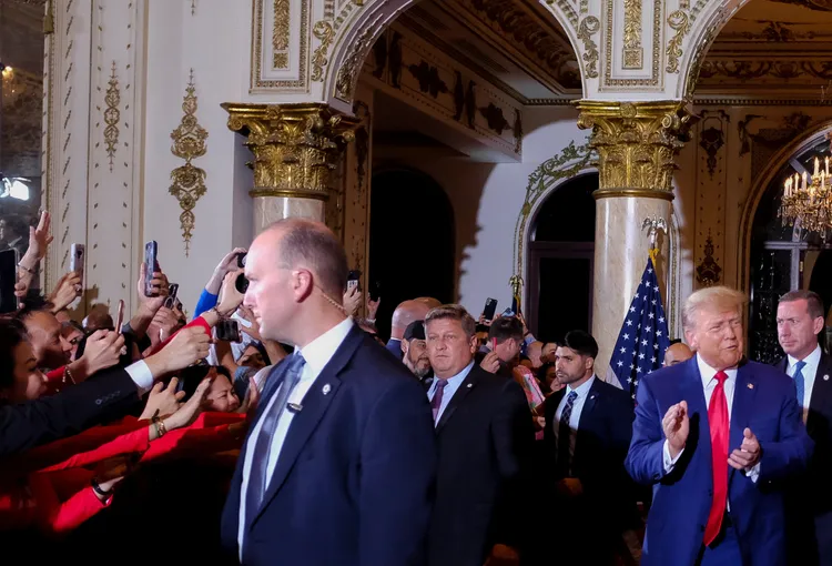 美國前總統川普（右一）回到佛州，接受支持者的熱情歡迎。路透社