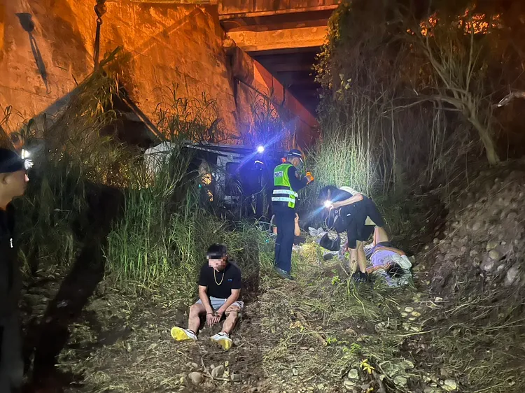 警消人員到場將5名傷者救出，送醫搶救。讀者提供