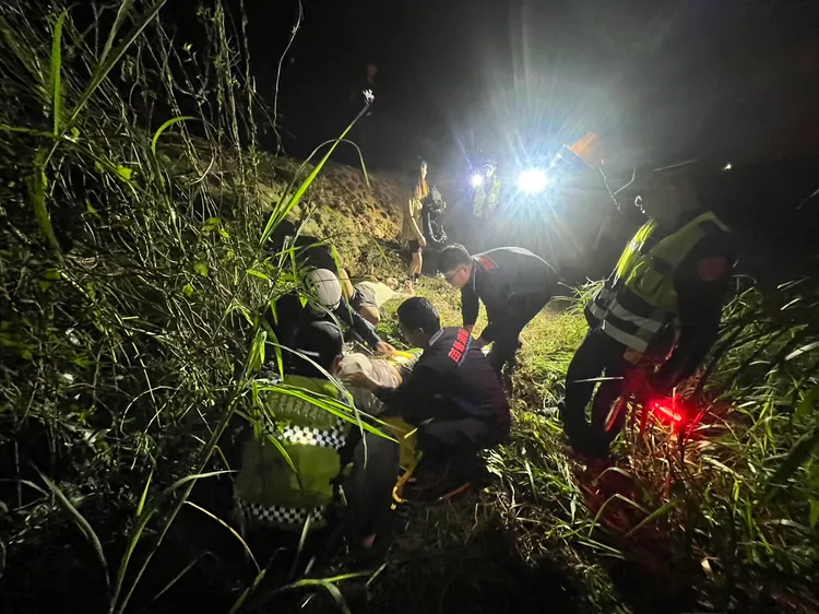 警消人員在雜草堆中進行搶救。讀者提供