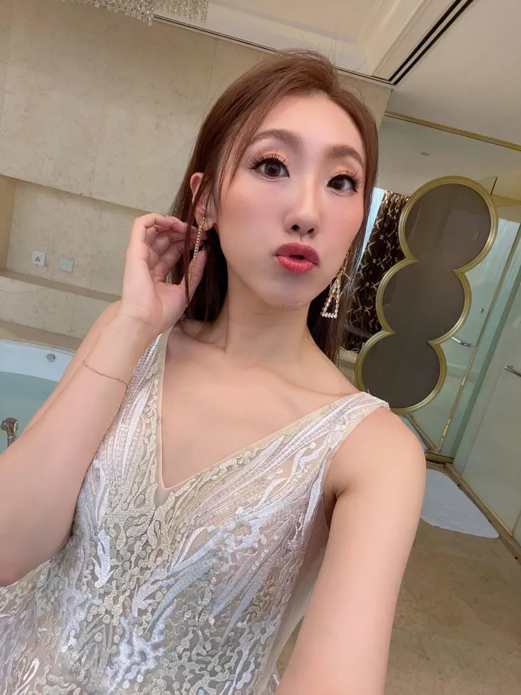 謝金晶下巴貼上美容矽膠貼。豪記唱片提供