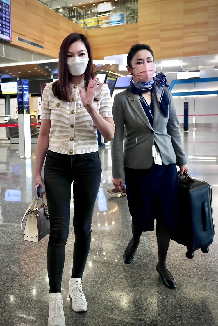曾馨瑩(左)陪老公赴日，手拎要價不斐的凱莉包。林林攝