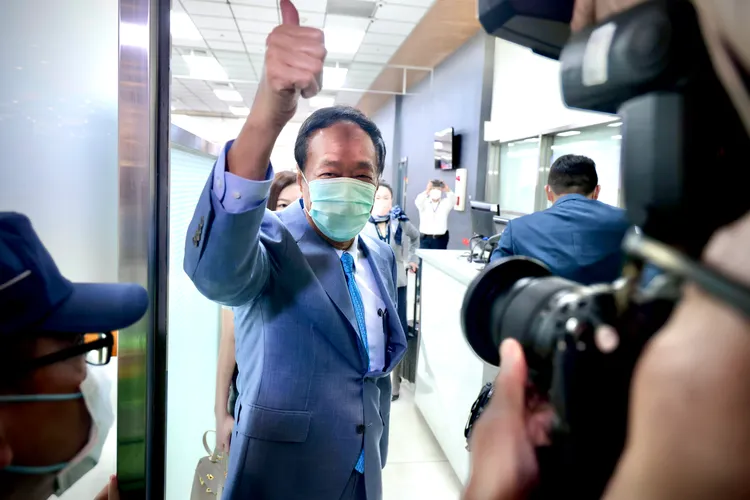 郭台銘被問及「對國民黨或是自己有信心嗎」，他則回應「對中華民國有信心」，隨即揮手踏入管制區。林林攝