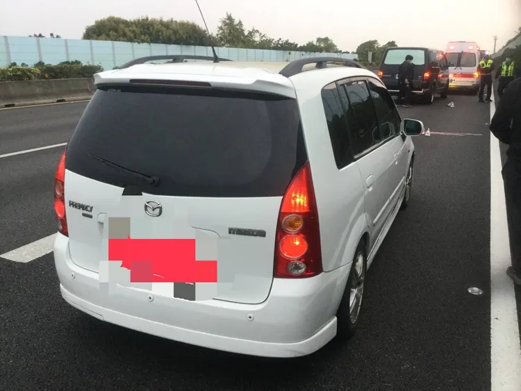 吳男當時將車子停在最外側的輔助車道。民眾提供