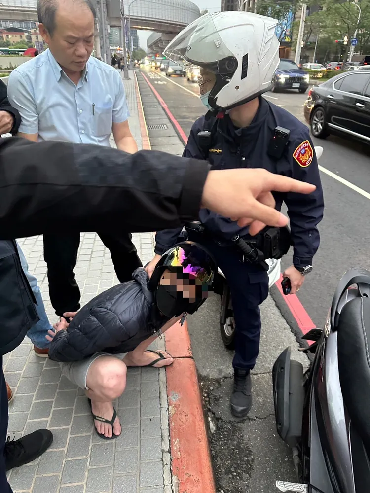 姜建利今天傍晚在板橋火車站落網。翻攝畫面