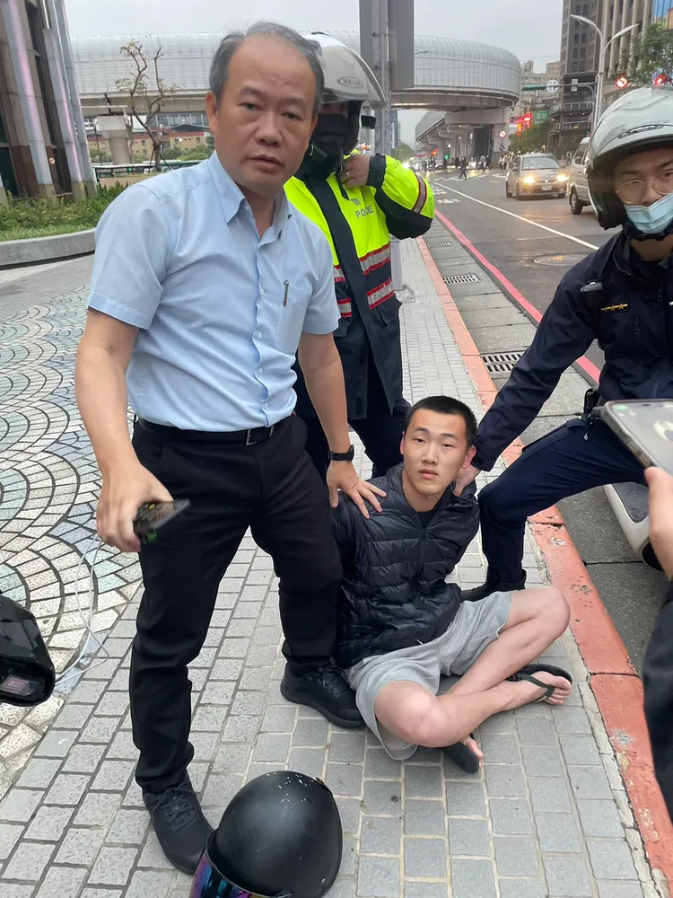 台中市警四分局偵查隊長江清萬（左）親自率隊北上追查。民眾提供