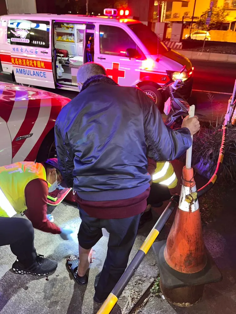 老翁腳部有擦傷，警方通報119趕來。國道警方提供