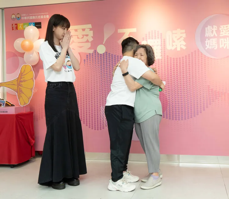 謝欣穎（左）今被唐寶寶與阿嬤真情互動感動流淚。唐氏症基金會提供