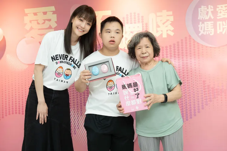 謝欣穎（左）開心能替唐寶寶家庭獻一份力。唐氏症基金會提供